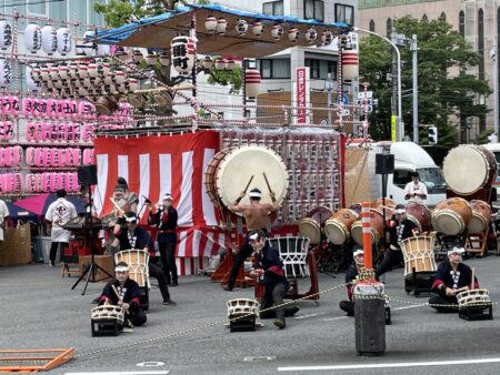 令和4年三嶋大祭りの三島駅前の一番町の据え置きだしでの「和太鼓　あきつ」演奏の写真