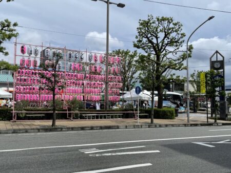 令和4年三嶋大祭りの三島駅前の一番町の据え置きだしの齊藤商会のスポンサー提灯の写真